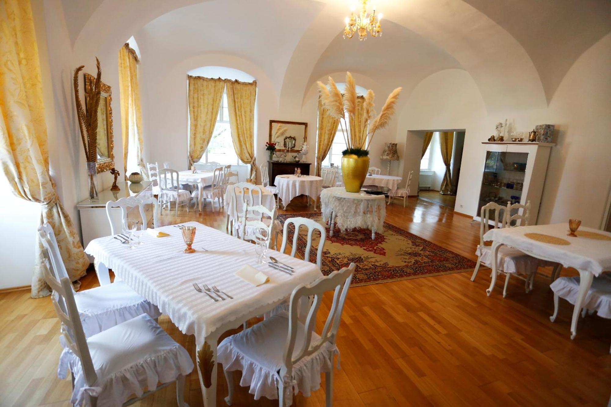 Hotel Zamek Napajedla Extérieur photo